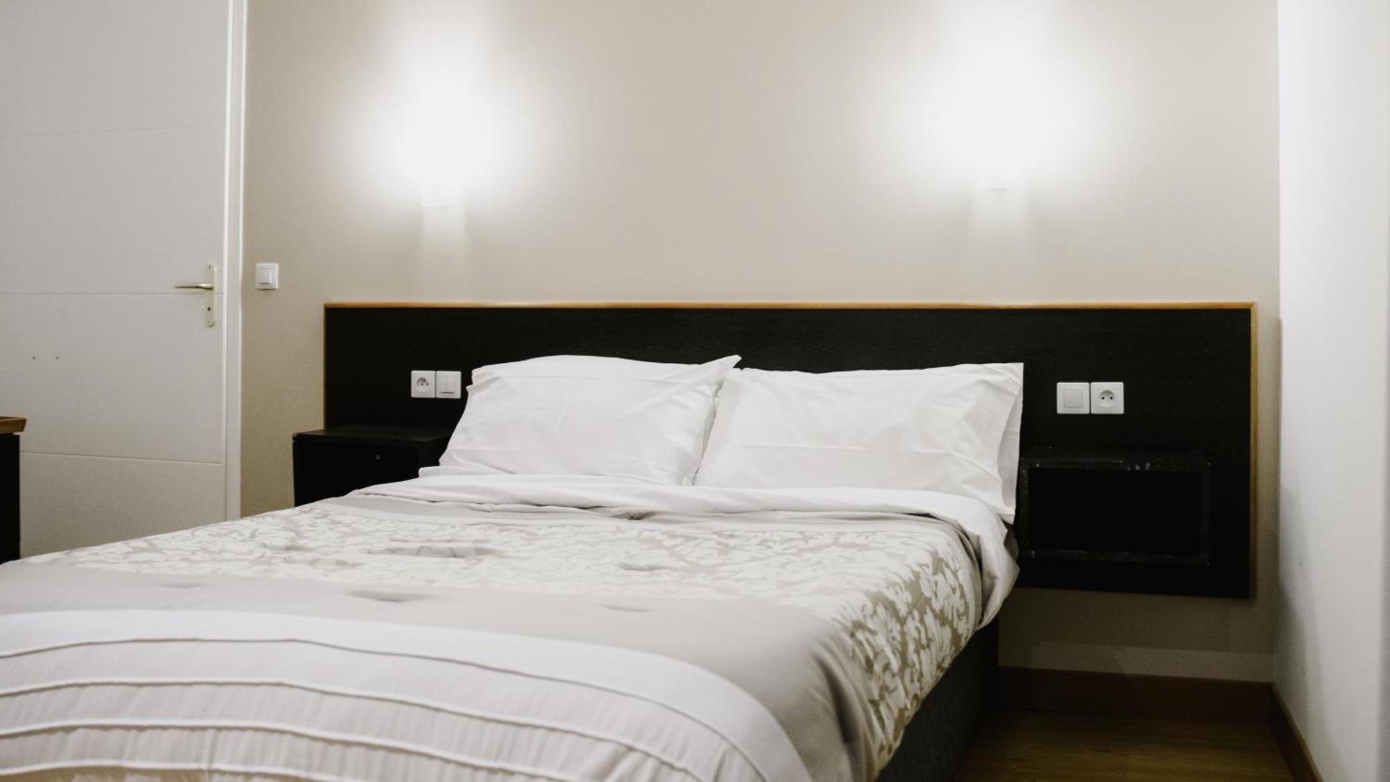 Hotel Des Arcades Reims Room photo
